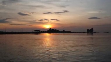  Gün batımı gökyüzü ile Chonburi, Tayland 'daki köprüden adaya zaman aşımı