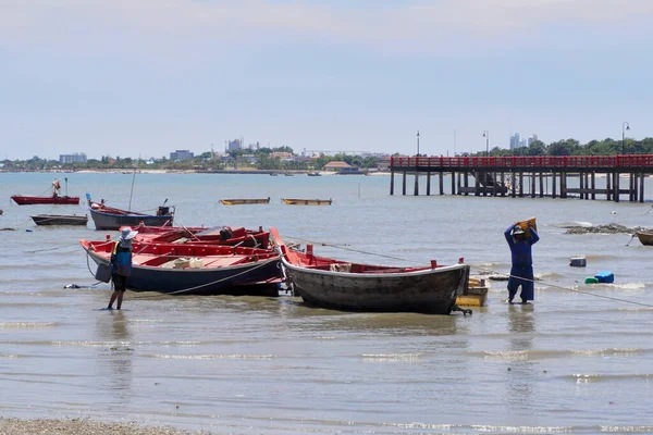 Chounburi Thaïlande Juillet Pêcheur Transporte Panier Petit Bateau Pêche Amarré — Photo
