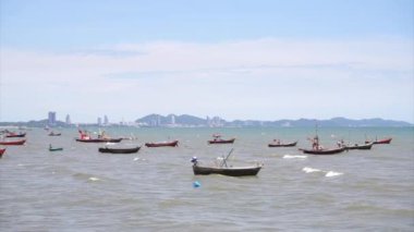 CHONBURI, THAILAND - 5 Temmuz 2021 'de Bangpra, Chonburi, Tayland' da denizde küçük bir balıkçı teknesi.