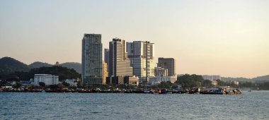 CHONBURI, THAILAND - 7 Aralık 2021 'de Sriracha, Chonburi, Tayland' da deniz manzaralı Sriracha şehri