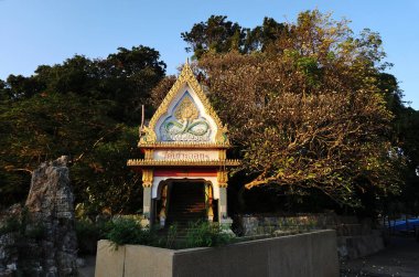 CHONBURI, THAILAND - 7 Aralık 2021 'de Koh Loy Budist Tapınağı' nın Koh Loy Adası, Sriracha, Chonburi, Tayland
