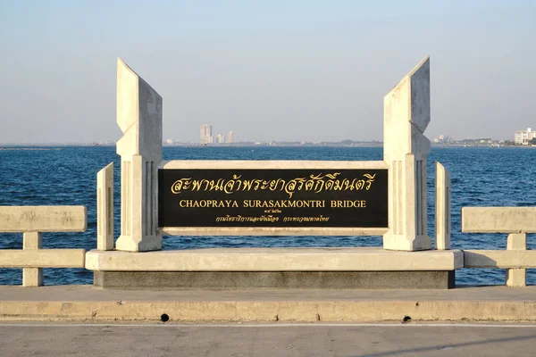 Chonburi Thailand Dec Bewegwijzering Van Chaopraya Surasakmontri Brug Met Zeeachtergrond — Stockfoto