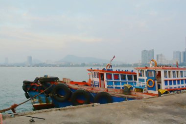 CHONBURI, THAILAND - 22 Aralık 2021 'de Sriracha, Chonburi, Tayland' da demirli yolcu gemisi