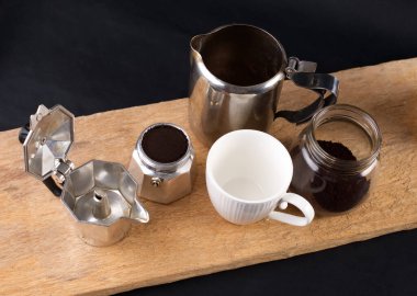 Kahve aleti, Moka demliği ve ahşap ekipman.