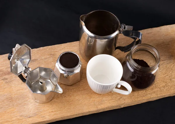 咖啡工具 莫卡壶和木制设备 — 图库照片