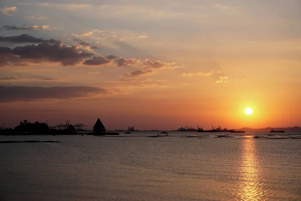 Ηλιοβασίλεμα Στη Θάλασσα Φόντο Νησιώτικη Σιλουέτα — Φωτογραφία Αρχείου