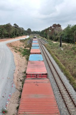 CHON BURI, THAILAND - 10 Şubat 2022 'de Chon Buri, Tayland' da yük konteynırı taşıyan tren
