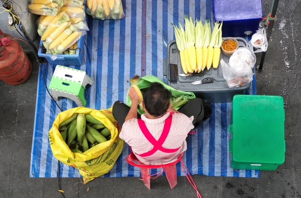 Chon Buri Thailand Feb Άνθρωπος Ετοιμάζει Φρέσκο Καλαμπόκι Για Ψήσιμο — Φωτογραφία Αρχείου