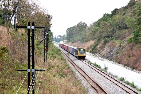Chon Buri Thailand Feb Vlak Nákladní Kontejnerovou Dopravou Železničním Pozadím — Stock fotografie