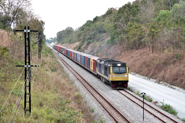 Chon Buri Thailand Feb Vlak Nákladní Kontejnerovou Dopravou Železničním Pozadím — Stock fotografie