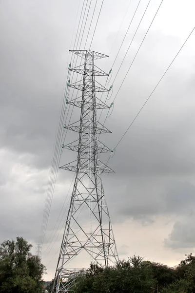 雨云背景的高压电线杆 — 图库照片