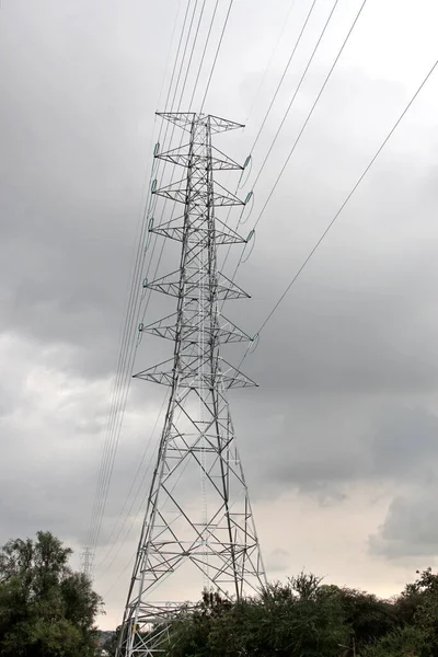 Palo Alta Tensione Con Sfondo Nuvole Pioggia — Foto Stock