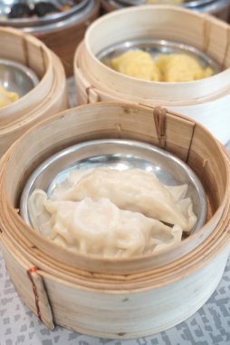 Bambu kabında akarsu hamur köftesi, yüksek açı manzaralı.