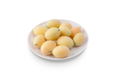 Beyaz arka planda izole edilmiş beyaz tabakta bitkisel meyve veya Marian eriği, Di kesimi