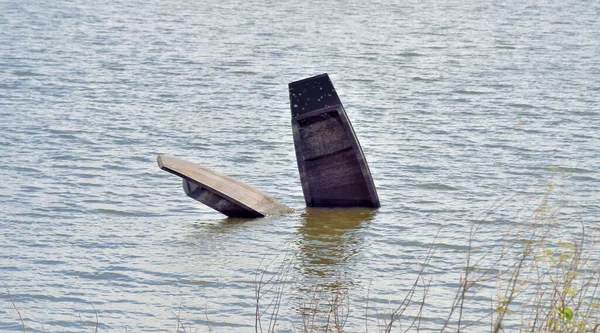 湖の難破船または壊れたボート — ストック写真