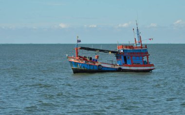 CHONBURI, THAILAND - 19 Şubat 2022 'de Bangsaen, Chonburi, Tayland' da demir atmış bir balıkçı teknesi