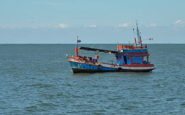 Chonburi Thailand Feb Vissersboot Afgemeerd Zee Februari 2022 Bangsaen Chonburi — Stockfoto