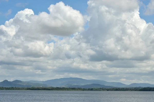 Mooie Wolken Boven Meer Met Bergachtige Achtergrond — Stockfoto