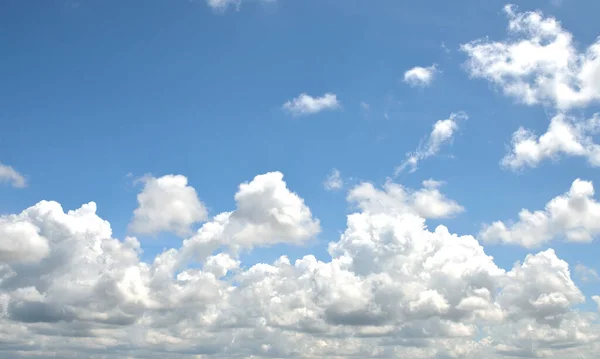 Grupa Chmur Pływających Tle Niebieskiego Nieba — Zdjęcie stockowe