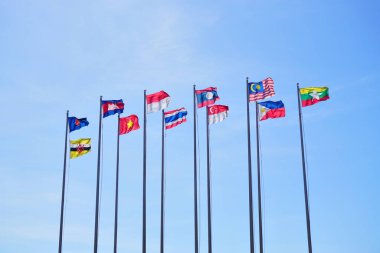 Mavi gökyüzü arkaplanına sahip ulus bayrakları (ASEAN) grubu
