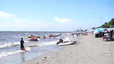 BANGSAEN, THAILAND - 19 Şubat 2022 'de Bangsaen, Chonburi, Tayland' da sahilde jet ski