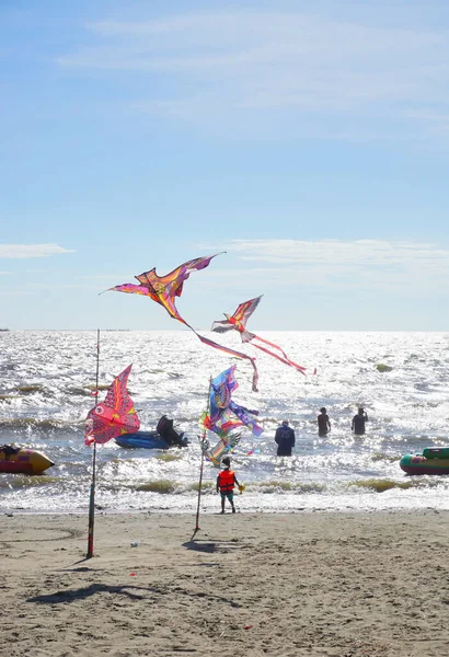 Bangsaen Thailand Feb Pessoas Brincam Mar Com Foreground Pipa Vibrante — Fotografia de Stock