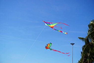 Mavi gökyüzü arka planında canlı uçurtma