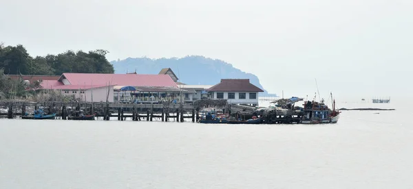 Bangsaen Thailand Feb Avioane Urbane Ambarcațiuni Pescuit Ancorate Lângă Februarie — Fotografie, imagine de stoc