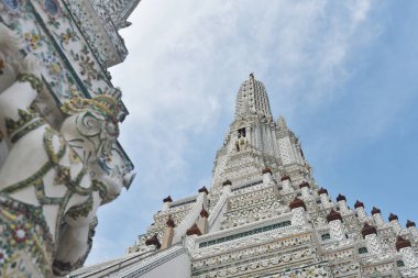 Wat Arun 'un tepesinde alçak açılı manzaralı, mavi gökyüzü olan Tayland antik mimarisi.