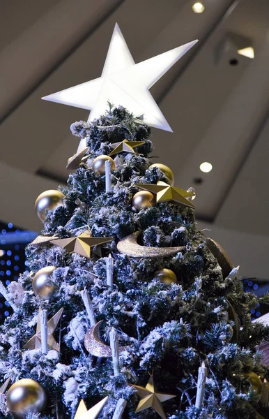 Árbol Navidad Con Adorno Azul Dorado —  Fotos de Stock