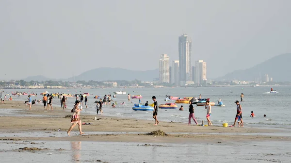 Bangsaen Thailand Fev Pessoas Que Relaxam Praia Fevereiro 2022 Bangsaen — Fotografia de Stock