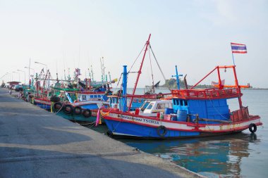 SRICHA, THAILAND - 5 Mart 2022 'de Sriracha, Chonburi, Tayland' da iskeleye demir atmış bir balıkçı teknesi.