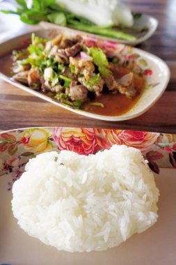 Baharatlı biftek salatası, yapışkan pirinç, Tayland baharatlı yemek.