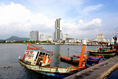 SRICHA, THAILAND - 5 Mart 2022 'de Sriracha, Chonburi, Tayland' da gemi enkazı