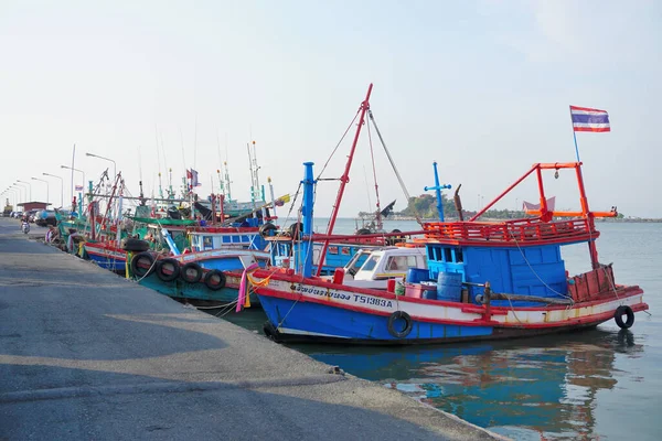 タイのシラチャ 3月5日 漁船が2022年3月5日にタイのチョンブリ県シラチャで係留 — ストック写真