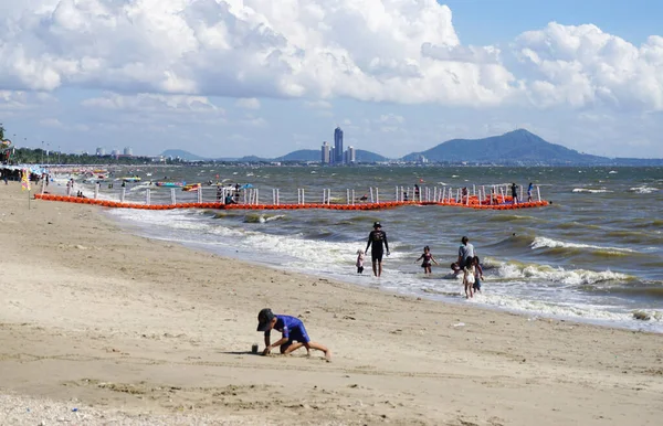 Бангсаен Таиланд Февраля Люди Отдыхают Пляже Февраля 2022 Года Бангсаене — стоковое фото