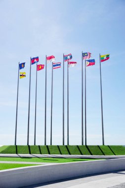 Mavi gökyüzü arkaplanına sahip ulus bayrakları (ASEAN) grubu