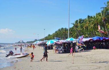 BANGSAEN, THAILAND - 19 Şubat 2022 tarihinde Bangsaen, Chonburi, Tayland 'da insanlar yüzdükten sonra plajda yürüyorlar.