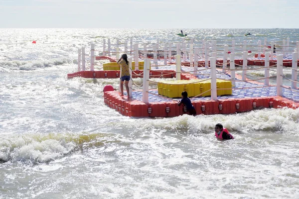 Bangsaen Thailand Feb Pessoas Brincam Com Pontão Flutuante Praia Fevereiro — Fotografia de Stock