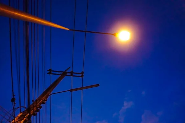 Свет Уличного Освещения Силуэта Электрического Столба Фоне Ночного Неба — стоковое фото