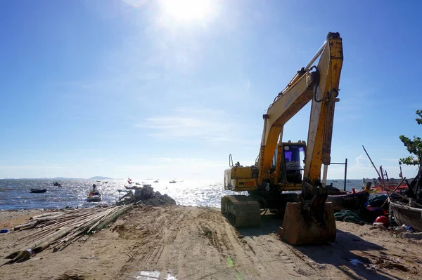 Bangsaen Thailand Feb Escavadeira Repousa Praia Após Clara Estrutura Molhe — Fotografia de Stock