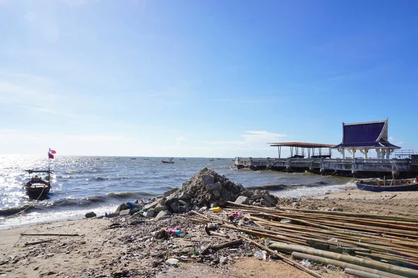 バンサエン県 Feb 2022年2月19日 チョンブリ県バンサエン市ワンナパビーチの桟橋構造物を撤去し 浜に杭を打ち込む — ストック写真
