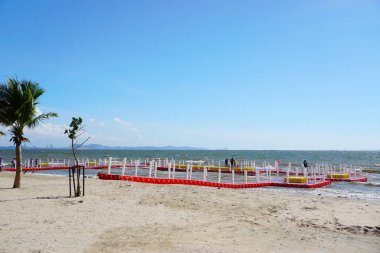 BANGSAEN, THAILAND - 19 Şubat 2022 tarihinde Bangsaen, Chonburi, Tayland 'da yüzen duba