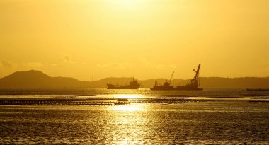 Gün batımı gökyüzü ve Si Chang adası silueti denizde