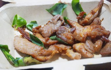 Limonlu ızgara domuz eti ve Tayland mutfağı.