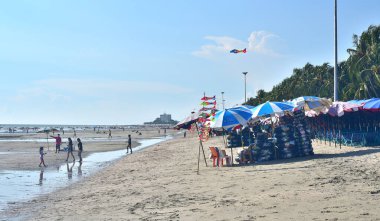 BANGSAEN, THAILAND - 26 Mart 2022 'de Bangsaen, Chonburi, Tayland' da sahil kenarındaki Bangsaen sahilinde kiralık dükkan için yüzer metro