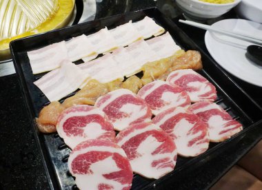 Barbekü için tepside çiğ et, yüksek açılı görünüm