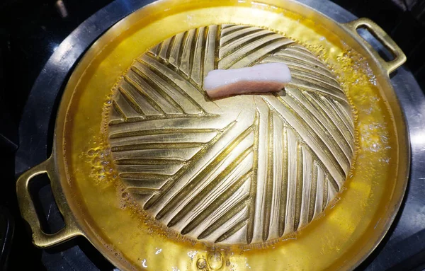烧烤用热黄铜锅 高角度视图 — 图库照片