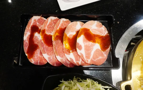 Barbekü için tepside çiğ et, yüksek açılı görünüm