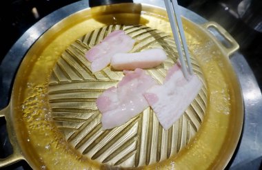 Barbekü için sıcak pirinç tava ve çiğ et, yüksek açı görünümü